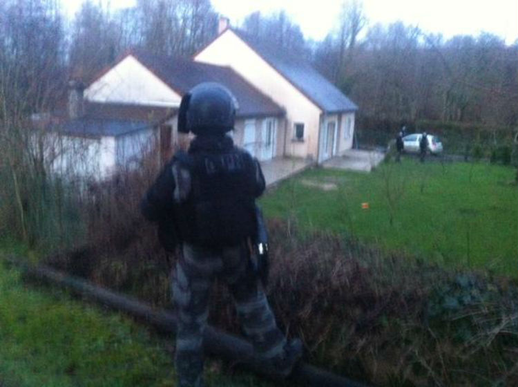 «Μη φοβάστε κυρία, είμαι αστυνομικός», ανέφερε ο άνδρας της Ομάδας Παρέμβασης, σύμφωνα με τη Le Monde