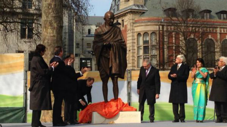 Άγαλμα του Γκάντι στην Πλατεία του Κοινοβουλίου του Λονδίνου