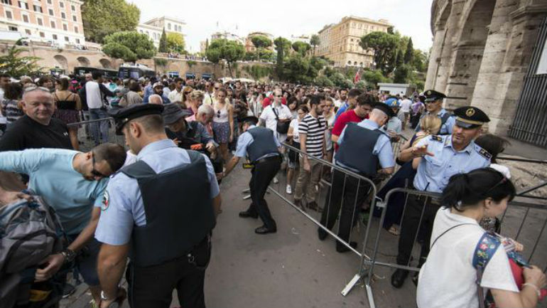 «Πόλεμος» Ρέντσι – συνδικάτων για τις κλειστές πύλες στο Κολοσσαίο