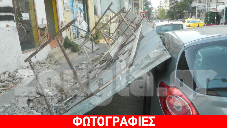 Λαμαρίνες καταπλάκωσαν αυτοκίνητα στον Βύρωνα