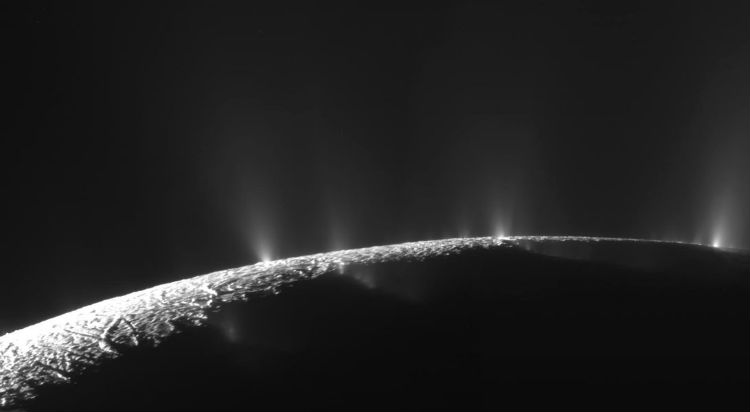 Κρυο-πίδακες από το εσωτερικό του Εγκέλαδου που φτάνουν σε ύψος τα 400χλμ. πάνω από την επιφάνεια και τροφοδοτούν με υλικό τον δακτύλιο Ε του Κρόνου (NASA/JPL/SSI)