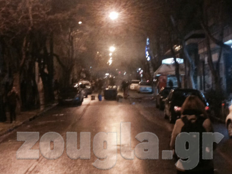 Άτομα του αντιεξουσιαστικού χώρου έξω από το Πολυτεχνείο