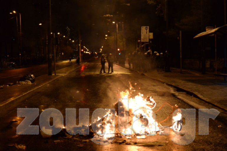 Ρίψεις μολότοφ και φωτιές σε κάδους επί της οδού Πατησίων