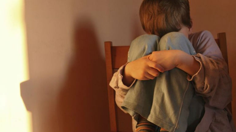 Σοκ: Ανήλικοι ασελγούσαν σε βάρος παιδιού και βιντεοσκοπούσαν τις πράξεις τους