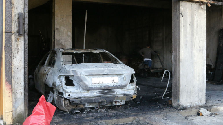 Λάρισα: Πυρπόλησαν αυτοκίνητα και μοτοσικλέτες σε πιλοτές πολυκατοικιών