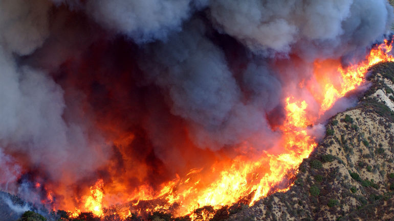 ΗΠΑ: 30.000 πυροσβέστες στη μάχη με τον πύρινο εφιάλτη