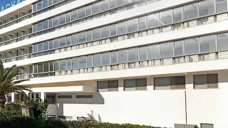 Πάτρα: Ένοπλος εισέβαλε σε ξενοδοχείο και άδειασε το ταμείο