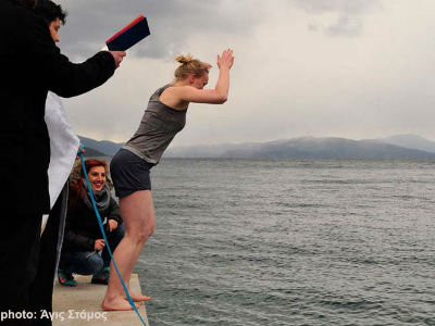 Νεαρή από την Αλάσκα βούτηξε για τον σταυρό σε χωριό του Πηλίου