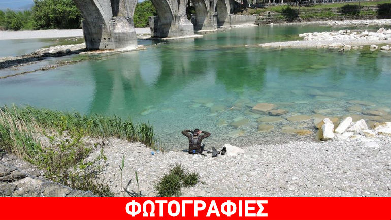 Δύτης καταγράφει τις ζημιές στα θεμέλια του Γεφυριού της Άρτας