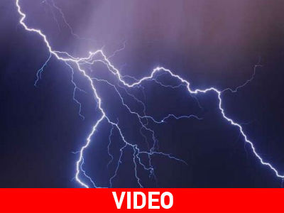 Εντυπωσιακή «συγχορδία» κεραυνών και αστραπών