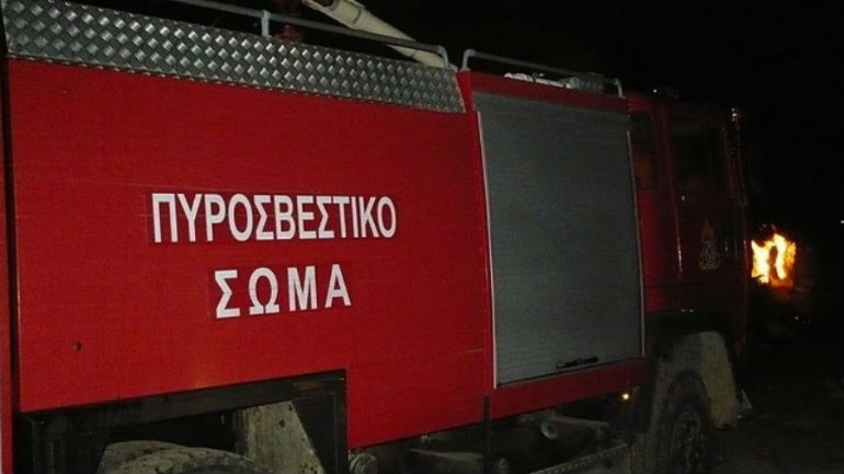 Πειραιάς: Μηχανάκι τυλίχθηκε στις φλόγες