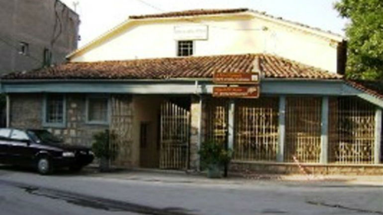 Νάουσα: Ξήλωσε εκκλησία και πέταξε εικόνες στον κάδο ανακύκλωσης