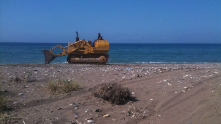Χανιά: Μπουλντόζα βρέθηκε να… «κολυμπάει» μέσα στη θάλασσα
