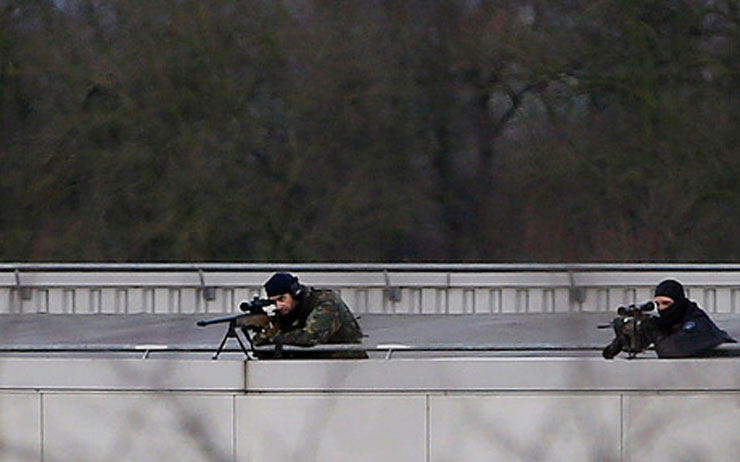Eλεύθεροι σκοπευτές στην ταράτσα του τυπογραφείου