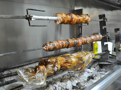 Ο εξοπλισμός της ταβέρνας… τους άνοιξε την όρεξη Ο εξοπλισμός της ταβέρνας… τους άνοιξε την όρεξη