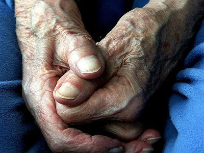 Δομοκός: Έδεσαν με κορδόνια και λήστεψαν ηλικιωμένο