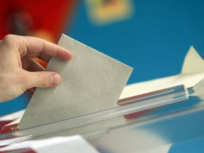 Στη διακομματική επιτροπή της Βουλής η ψήφος των 18άρηδων