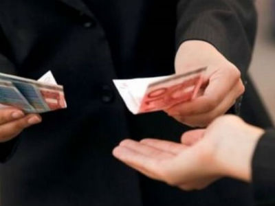 Χειροπέδες για εράνους – απάτη