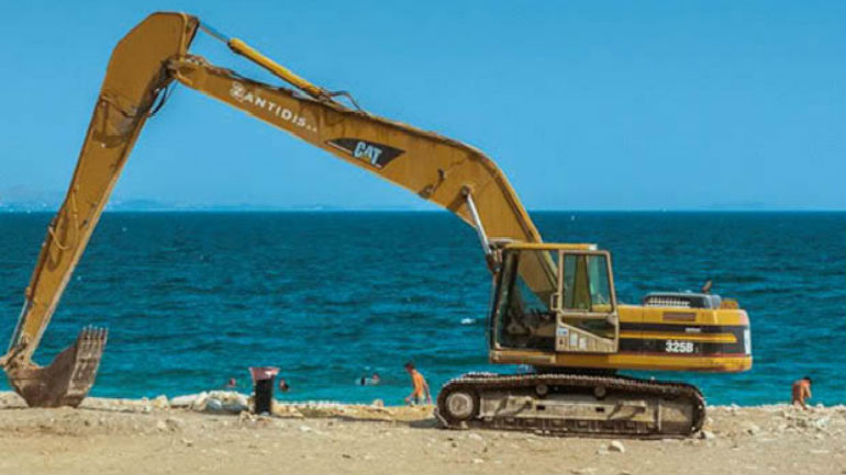 Ηράκλειο: «Ξηλώνουν» τις αυθαίρετες εξέδρες από την παραλία της Χερσονήσου