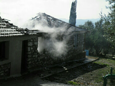 Υπέστη εγκαύματα προσπαθώντας να σβήσει φωτιά