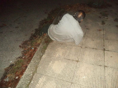 Ξάπλωσε στο οδόστρωμα για να τον πατήσουν τα αυτοκίνητα