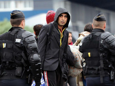 Γαλλία: Εκατοντάδες μετανάστες στις… νταλίκες της φυγής