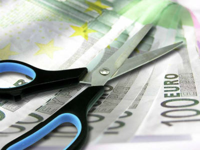 «Μαχαίρι» 50% στα εφάπαξ των δημοσίων υπαλλήλων