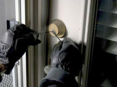 Μπούκαρε σε σπίτι κι έκλεψε πορτοφόλι