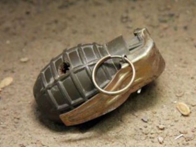 Είχε «στολίσει» ενεργή χειροβομβίδα στο μπαλκόνι της