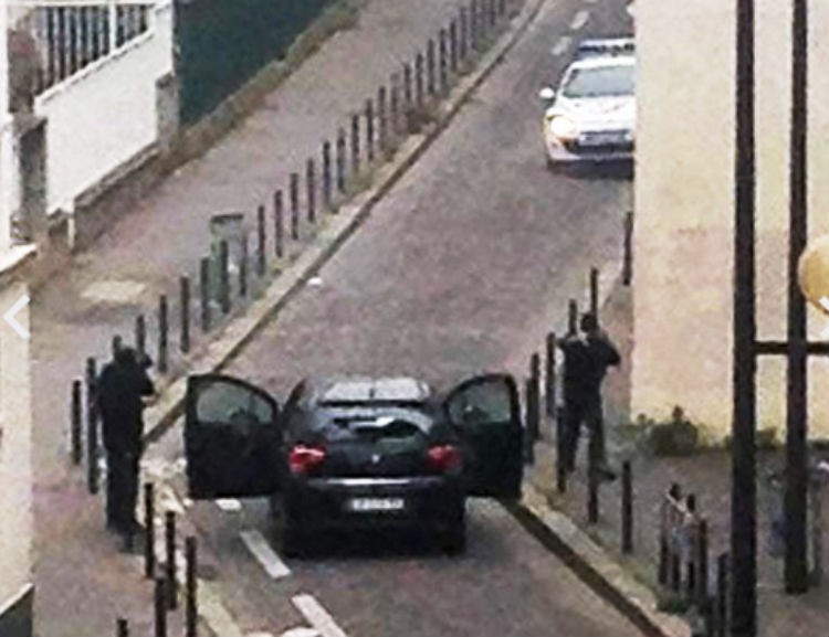 Οι ένοπλοι δράστες αντιμέτωποι με δυνάμεις της Αστυνομίας