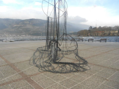 Ιωάννινα: Η κακοκαιρία χάλασε το χριστουγεννιάτικο ντεκόρ