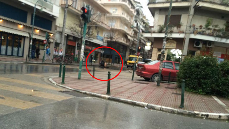 Λάρισα: Ημίγυμνος άνδρας ξάπλωσε στη μέση του δρόμου