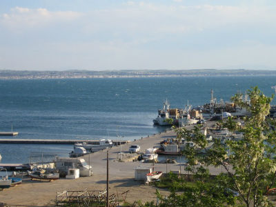 Αυτοκίνητο με ηλικιωμένη έπεσε στη θάλασσα