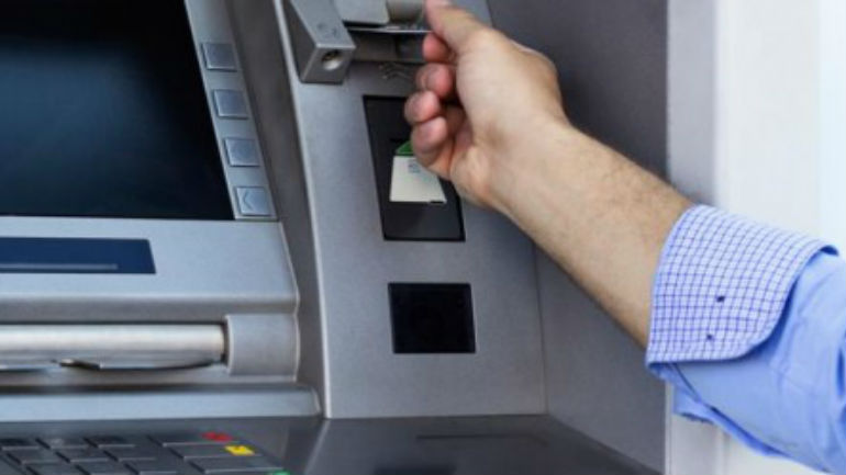 Λήστευαν ηλικιωμένους μόλις «σήκωναν» χρήματα Λήστευαν ηλικιωμένους μόλις «σήκωναν» χρήματα