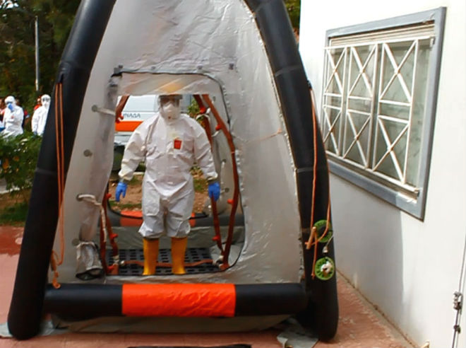 Διαδικασία απολύμανσης έξω από τον χώρο καραντίνας για τους διασώστες