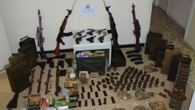 Λακωνία: Είχε καλάσνικοφ, περίστροφα και χιλιάδες φυσίγγια