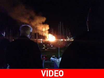Άγιος Νικόλαος: Σκάφος παραδόθηκε στις φλόγες