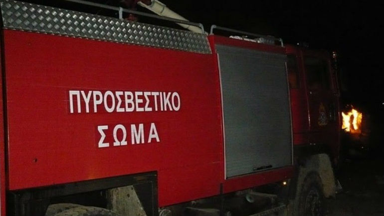 Νταλίκα τυλίχθηκε στις φλόγες εν κινήσει