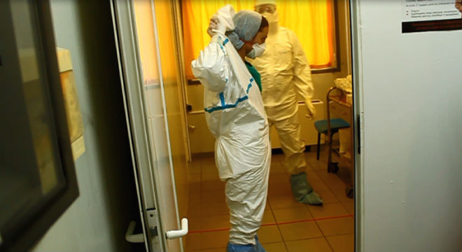 Αφαίρεση ατομικών μέτρων προστασίας από την νοσηλεύτρια νοσηλείας με παρακολούθηση από το ζευγάρι της με την διαδικασία της διπλής εντολής