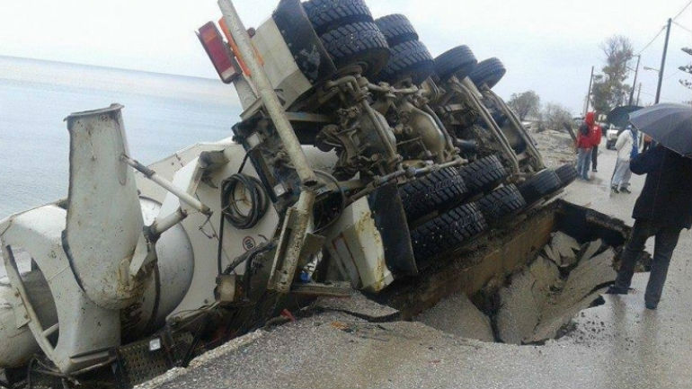 Αχαΐα: Ο δρόμος «ρούφηξε» μπετονιέρα