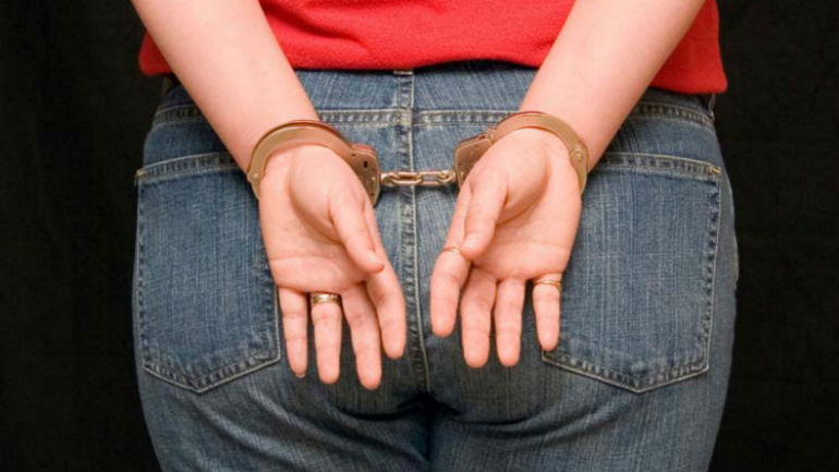 Λάρισα: Χειροπέδες σε κατηγορούμενη για απόπειρα ανθρωποκτονίας