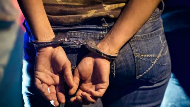 Λάρισα: 37χρονη κυκλοφορούσε με ναρκωτικά χάπια και σουγιά