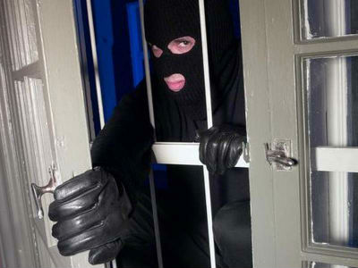 Έκλεψαν 40 χιλιάδες ευρώ και κοσμήματα από σπίτι ηλικιωμένου