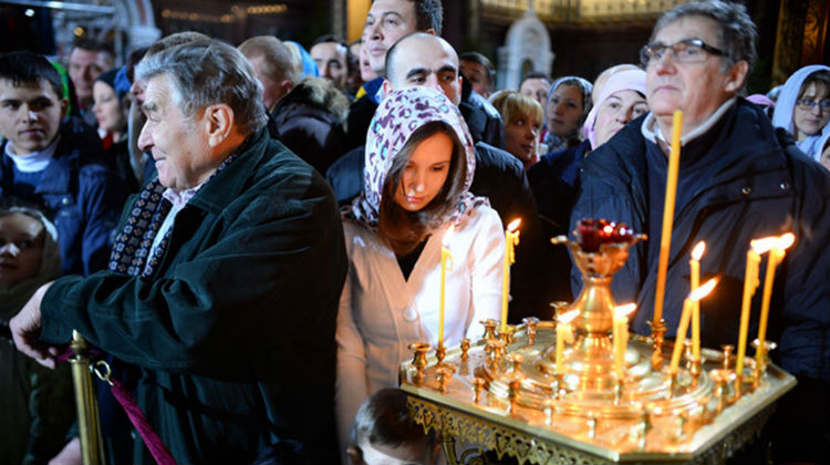 Πιστοί στην Χριστουγεννιάτικη λειτουργία της παραμονής, στον καθεδρικό ναό του Σωτήρα Χριστού στη Μόσχα