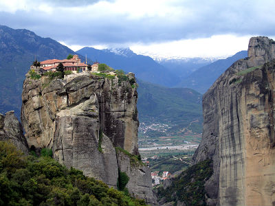 «Έγδυσαν» τουρίστριες στα Μετέωρα