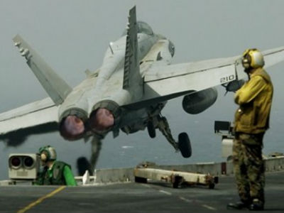 Μπαράζ αεροπορικών επιδρομών εναντίον του Ισλαμικού Χαλιφάτου