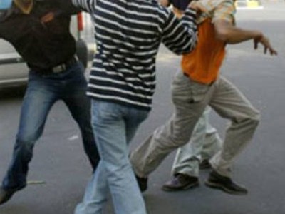 «Έλυσαν» τις διαφορές τους… τραυματίζοντάς τον με τσιμεντόλιθο