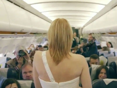 Πρόταση γάμου στα… 10.000 πόδια