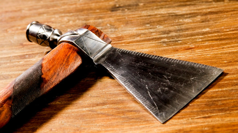 Ζήτησε τα χρωστούμενα και τον τραυμάτισε με μπαλτά