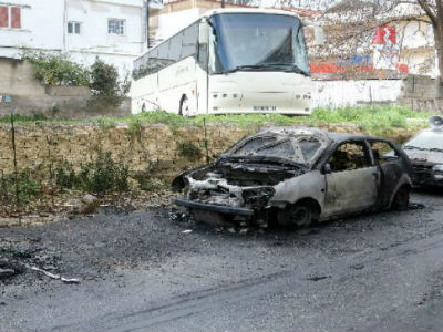 Η κάμερα «συνέλαβε» τον εμπρηστή των πολυτελών αυτοκινήτων